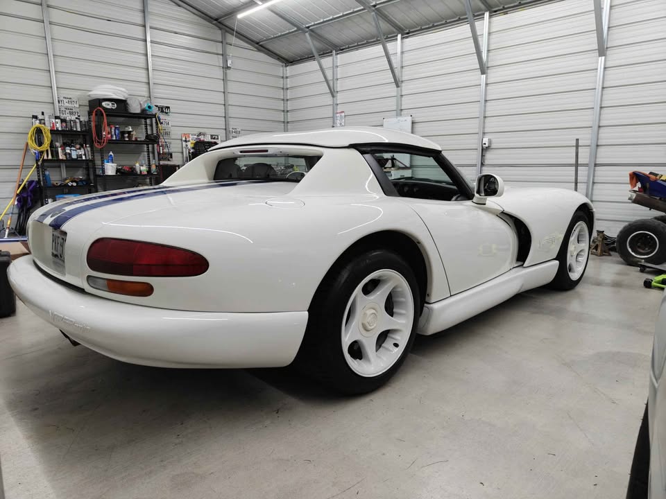 1996 Dodge Viper RT/10 — photo 2 of 8