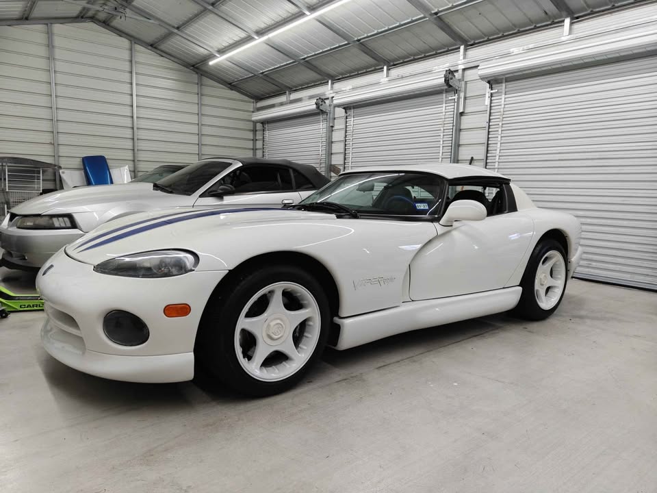 1996 Dodge Viper RT/10 — photo 4 of 8