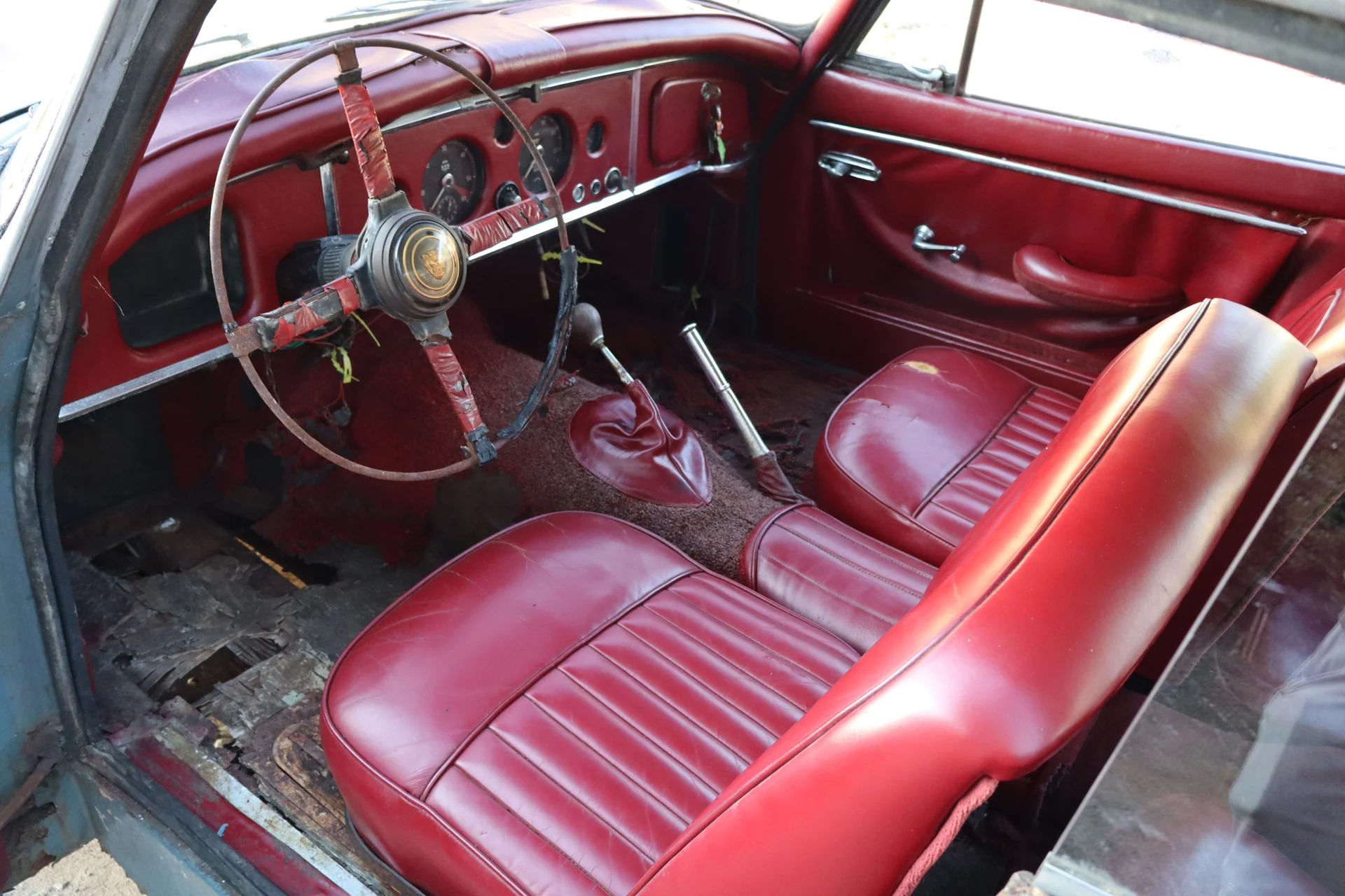 1959 Jaguar XK150 — photo 9 of 16